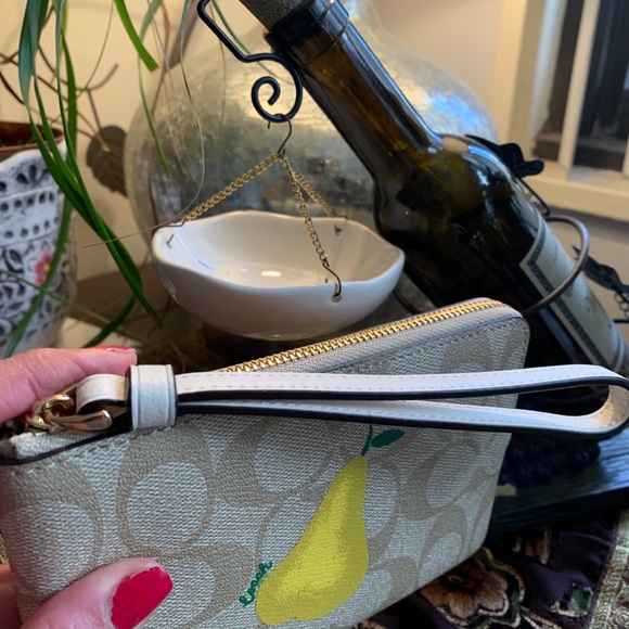 Authentic COACH Signature Coated leather PEAR zip top wristlet - Picture 8 of 8